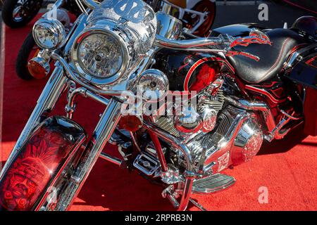 Palm Springs, Kalifornien, USA. Oktober 2013 27. Motorräder parkten am Palm Canyon Drive für die jährliche American Heat Motorcycle Rally in Palm Springs, Kalifornien. (Bild: © Ian L. Sitren/ZUMA Press Wire) NUR REDAKTIONELLE VERWENDUNG! Nicht für kommerzielle ZWECKE! Stockfoto