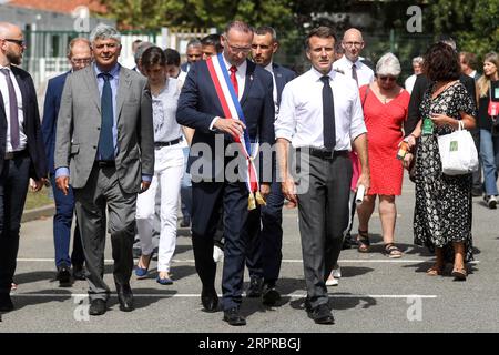 Orthez, Frankreich. September 2023. Der französische Präsident Emmanuel Macron besuchte am 5. September 2023 die Daniel-Argote-Mittelschule in Orthez, Frankreich. Foto: Stephane Lemouton/Pool/ABACAPRESS.COM Credit: Abaca Press/Alamy Live News Stockfoto