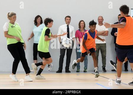 Orthez, Frankreich. September 2023. Der französische Präsident Emmanuel Macron besuchte am 5. September 2023 die Daniel-Argote-Mittelschule in Orthez, Frankreich. Foto: Stephane Lemouton/Pool/ABACAPRESS.COM Credit: Abaca Press/Alamy Live News Stockfoto