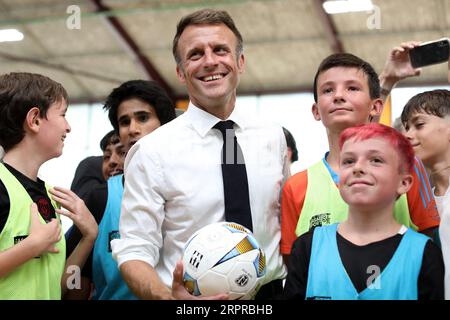 Orthez, Frankreich. September 2023. Der französische Präsident Emmanuel Macron besuchte am 5. September 2023 die Daniel-Argote-Mittelschule in Orthez, Frankreich. Foto: Stephane Lemouton/Pool/ABACAPRESS.COM Credit: Abaca Press/Alamy Live News Stockfoto