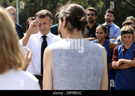 Orthez, Frankreich. September 2023. Der französische Präsident Emmanuel Macron besuchte am 5. September 2023 die Daniel-Argote-Mittelschule in Orthez, Frankreich. Foto: Stephane Lemouton/Pool/ABACAPRESS.COM Credit: Abaca Press/Alamy Live News Stockfoto