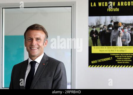 Orthez, Frankreich. September 2023. Der französische Präsident Emmanuel Macron besuchte am 5. September 2023 die Daniel-Argote-Mittelschule in Orthez, Frankreich. Foto: Stephane Lemouton/Pool/ABACAPRESS.COM Credit: Abaca Press/Alamy Live News Stockfoto