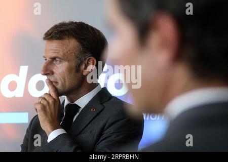 Orthez, Frankreich. September 2023. Der französische Präsident Emmanuel Macron besuchte am 5. September 2023 die Daniel-Argote-Mittelschule in Orthez, Frankreich. Foto: Stephane Lemouton/Pool/ABACAPRESS.COM Credit: Abaca Press/Alamy Live News Stockfoto