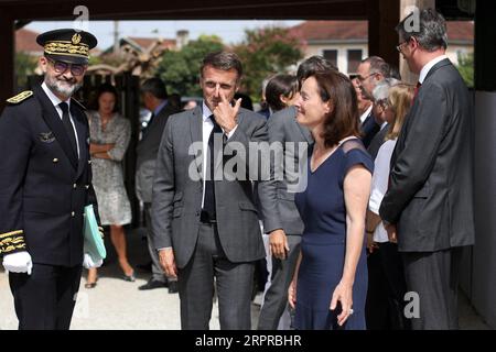 Orthez, Frankreich. September 2023. Der französische Präsident Emmanuel Macron besuchte am 5. September 2023 die Daniel-Argote-Mittelschule in Orthez, Frankreich. Foto: Stephane Lemouton/Pool/ABACAPRESS.COM Credit: Abaca Press/Alamy Live News Stockfoto