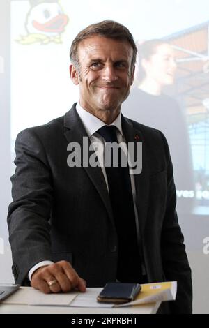 Orthez, Frankreich. September 2023. Der französische Präsident Emmanuel Macron besuchte am 5. September 2023 die Daniel-Argote-Mittelschule in Orthez, Frankreich. Foto: Stephane Lemouton/Pool/ABACAPRESS.COM Credit: Abaca Press/Alamy Live News Stockfoto