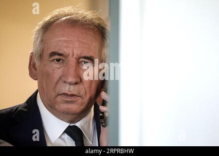 Orthez, Frankreich. September 2023. Francois Bayrou bei einem Besuch der Daniel-Argote-Mittelschule in Orthez, Frankreich, am 5. September 2023. Foto: Stephane Lemouton/Pool/ABACAPRESS.COM Credit: Abaca Press/Alamy Live News Stockfoto