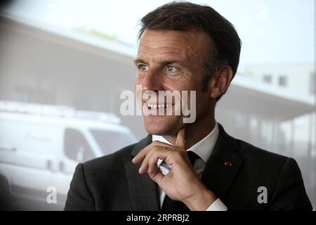 Orthez, Frankreich. September 2023. Der französische Präsident Emmanuel Macron besuchte am 5. September 2023 die Daniel-Argote-Mittelschule in Orthez, Frankreich. Foto: Stephane Lemouton/Pool/ABACAPRESS.COM Credit: Abaca Press/Alamy Live News Stockfoto