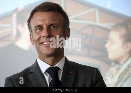 Orthez, Frankreich. September 2023. Der französische Präsident Emmanuel Macron besuchte am 5. September 2023 die Daniel-Argote-Mittelschule in Orthez, Frankreich. Foto: Stephane Lemouton/Pool/ABACAPRESS.COM Credit: Abaca Press/Alamy Live News Stockfoto