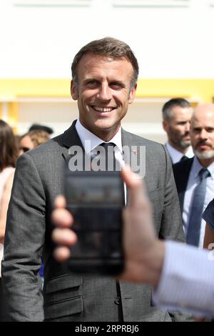 Orthez, Frankreich. September 2023. Der französische Präsident Emmanuel Macron besuchte am 5. September 2023 die Daniel-Argote-Mittelschule in Orthez, Frankreich. Foto: Stephane Lemouton/Pool/ABACAPRESS.COM Credit: Abaca Press/Alamy Live News Stockfoto