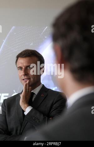 Orthez, Frankreich. September 2023. Der französische Präsident Emmanuel Macron besuchte am 5. September 2023 die Daniel-Argote-Mittelschule in Orthez, Frankreich. Foto: Stephane Lemouton/Pool/ABACAPRESS.COM Credit: Abaca Press/Alamy Live News Stockfoto