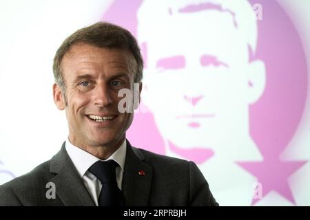 Orthez, Frankreich. September 2023. Der französische Präsident Emmanuel Macron besuchte am 5. September 2023 die Daniel-Argote-Mittelschule in Orthez, Frankreich. Foto: Stephane Lemouton/Pool/ABACAPRESS.COM Credit: Abaca Press/Alamy Live News Stockfoto