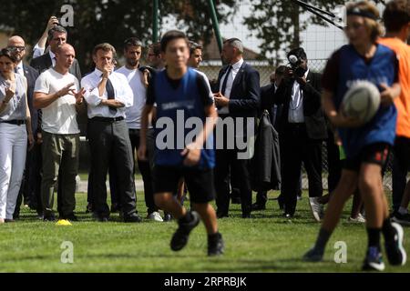 Orthez, Frankreich. September 2023. Der französische Präsident Emmanuel Macron besuchte am 5. September 2023 die Daniel-Argote-Mittelschule in Orthez, Frankreich. Foto: Stephane Lemouton/Pool/ABACAPRESS.COM Credit: Abaca Press/Alamy Live News Stockfoto
