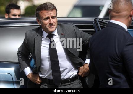 Orthez, Frankreich. September 2023. Der französische Präsident Emmanuel Macron besuchte am 5. September 2023 die Daniel-Argote-Mittelschule in Orthez, Frankreich. Foto: Stephane Lemouton/Pool/ABACAPRESS.COM Credit: Abaca Press/Alamy Live News Stockfoto