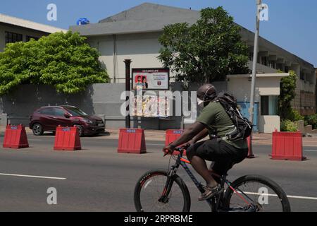 200331 -- COLOMBO, 31. März 2020 -- Ein Mann mit Maske fährt auf der Straße in Colombo, Sri Lanka, 30. März 2020. Sri Lanka hat bisher 122 COVID-19-Patienten bestätigt, von denen sich in den letzten Tagen 14 erholt und aus dem Krankenhaus entlassen haben, während 104 weitere in den ausgewiesenen Krankenhäusern im ganzen Land beobachtet werden. Das Land unterliegt weiterhin einer islandweiten Ausgangssperre, die am 20. März verhängt wurde, um die weitere Ausbreitung der Pandemie zu verhindern. SRI LANKA-COVID-19-CURFEW-LIFE TangxLu PUBLICATIONxNOTxINxCHN Stockfoto