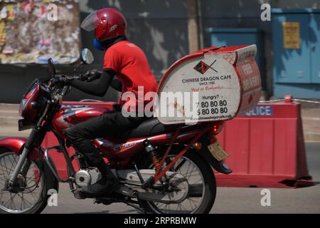 200331 -- COLOMBO, 31. März 2020 -- Ein Mann, der Lebensmittel liefert, reitet auf der Straße in Colombo, Sri Lanka, 30. März 2020. Sri Lanka hat bisher 122 COVID-19-Patienten bestätigt, von denen sich in den letzten Tagen 14 erholt und aus dem Krankenhaus entlassen haben, während 104 weitere in den ausgewiesenen Krankenhäusern im ganzen Land beobachtet werden. Das Land unterliegt weiterhin einer islandweiten Ausgangssperre, die am 20. März verhängt wurde, um die weitere Ausbreitung der Pandemie zu verhindern. SRI LANKA-COVID-19-CURFEW-LIFE TangxLu PUBLICATIONxNOTxINxCHN Stockfoto