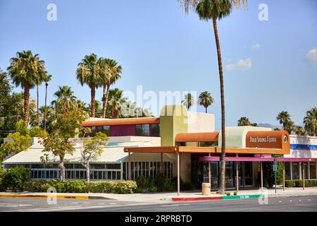 Palm Springs, Kalifornien, USA. 30. Juni 2013. Ein farbenfrohes Gebäude im Palm Springs-Stil. Palm Springs Florist seit 1947 im Geschäft. (Bild: © Ian L. Sitren/ZUMA Press Wire) NUR REDAKTIONELLE VERWENDUNG! Nicht für kommerzielle ZWECKE! Stockfoto