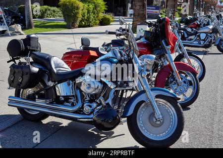 Palm Springs, Kalifornien, USA. Oktober 2013 27. Motorräder parkten am Palm Canyon Drive für die jährliche American Heat Motorcycle Rally in Palm Springs, Kalifornien. (Bild: © Ian L. Sitren/ZUMA Press Wire) NUR REDAKTIONELLE VERWENDUNG! Nicht für kommerzielle ZWECKE! Stockfoto