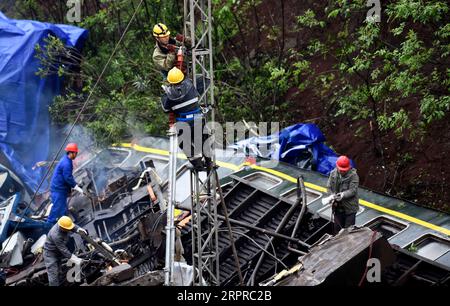 200331 -- YONGXING, 31. März 2020 -- Arbeiter führen Reparaturen an der Stelle eines Zugentgleises in Yongxing County der Stadt Chenzhou, Provinz Hunan in Zentralchina, 31. März 2020 durch. Die Bahnreparatur ist gut im Gange, nachdem ein Zug am Montag in Chenzhou entgleist ist, der einen getötet und 127 verletzt hat. CHINA-HUNAN-CHENZHOU-ZUGENTGLEISUNGS-REPARATUR CN LIXGA PUBLICATIONXNOTXINXCHN Stockfoto