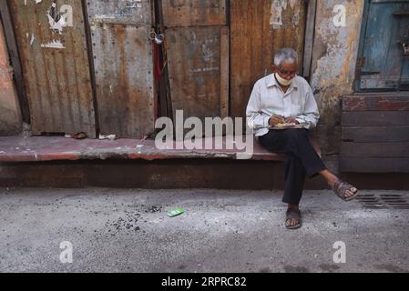 200331 -- KOLKATA, 31. März 2020 -- ein alter Mann mit einer Maske wird vor seinem Laden an einer Straße während des landesweiten Lockdowns in Kolkata, Indien, am 31. März 2020 gesehen. Die Zahl der Todesopfer aufgrund der COVID-19 in Indien stieg auf 32, da die Zahl der bestätigten Fälle im Land 1.251 erreichte, sagte das bundesgesundheitsministerium am Dienstag. STR/Xinhua INDIA-KOLKATA-CORONAVIRUS-LOCKDOWN-Stringer PUBLICATIONxNOTxINxCHN Stockfoto