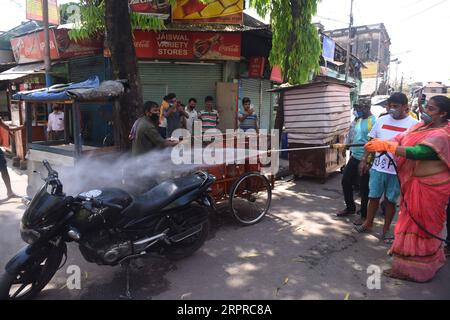 200331 -- KOLKATA, 31. März 2020 -- Ein Stadtrat spritzt Desinfektionsmittel auf eine Straße während der landesweiten Sperre in Kolkata, Indien, 31. März 2020. Die Zahl der Todesopfer aufgrund der COVID-19 in Indien stieg auf 32, da die Zahl der bestätigten Fälle im Land 1.251 erreichte, sagte das bundesgesundheitsministerium am Dienstag. STR/Xinhua INDIA-KOLKATA-CORONAVIRUS-LOCKDOWN-Stringer PUBLICATIONxNOTxINxCHN Stockfoto