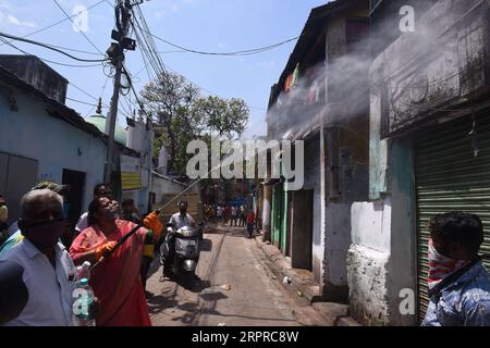 200331 -- KOLKATA, 31. März 2020 -- Ein Stadtrat spritzt Desinfektionsmittel auf eine Straße während der landesweiten Sperre in Kolkata, Indien, 31. März 2020. Die Zahl der Todesopfer aufgrund der COVID-19 in Indien stieg auf 32, da die Zahl der bestätigten Fälle im Land 1.251 erreichte, sagte das bundesgesundheitsministerium am Dienstag. STR/Xinhua INDIA-KOLKATA-CORONAVIRUS-LOCKDOWN-Stringer PUBLICATIONxNOTxINxCHN Stockfoto