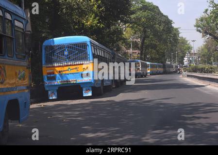 200331 -- KOLKATA, 31. März 2020 -- eine leere Straße wird während der landesweiten Sperrung in Kolkata, Indien, gesehen, 31. März 2020. Die Zahl der Todesopfer aufgrund der COVID-19 in Indien stieg auf 32, da die Zahl der bestätigten Fälle im Land 1.251 erreichte, sagte das bundesgesundheitsministerium am Dienstag. STR/Xinhua INDIA-KOLKATA-CORONAVIRUS-LOCKDOWN-Stringer PUBLICATIONxNOTxINxCHN Stockfoto