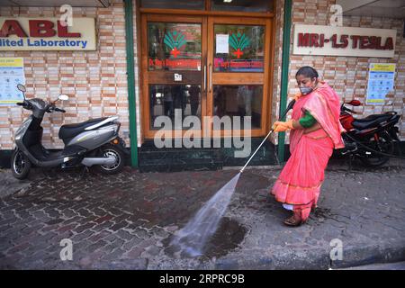 200331 -- KOLKATA, 31. März 2020 -- Ein Stadtrat spritzt Desinfektionsmittel auf eine Straße während der landesweiten Sperre in Kolkata, Indien, 31. März 2020. Die Zahl der Todesopfer aufgrund der COVID-19 in Indien stieg auf 32, da die Zahl der bestätigten Fälle im Land 1.251 erreichte, sagte das bundesgesundheitsministerium am Dienstag. STR/Xinhua INDIA-KOLKATA-CORONAVIRUS-LOCKDOWN-Stringer PUBLICATIONxNOTxINxCHN Stockfoto