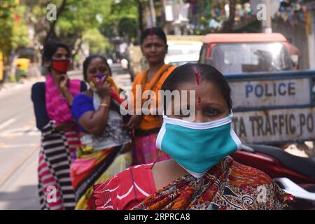 200331 -- KOLKATA, 31. März 2020 -- Frauen mit Masken werden auf einer Straße während des landesweiten Lockdowns in Kolkata, Indien, gesehen, 31. März 2020. Die Zahl der Todesopfer aufgrund der COVID-19 in Indien stieg auf 32, da die Zahl der bestätigten Fälle im Land 1.251 erreichte, sagte das bundesgesundheitsministerium am Dienstag. STR/Xinhua INDIA-KOLKATA-CORONAVIRUS-LOCKDOWN-Stringer PUBLICATIONxNOTxINxCHN Stockfoto