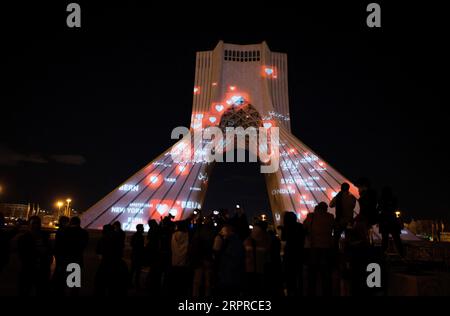 200401 -- TEHERAN, 1. April 2020 -- der Azadi-Turm wird in Teheran, Iran, beleuchtet, 31. März 2020. Der Azadi-Turm, ein Wahrzeichen in der iranischen Hauptstadt Teheran, wurde hier am Dienstagabend im Rahmen einer Zeremonie angezündet, die die Unterstützung der Menschen auf der ganzen Welt angesichts des neuartigen Coronavirus-Ausbruchs zeigt. Foto von /Xinhua IRAN-TEHRAN-COVID-19-AZADI TOWER-ILLUMINATION AhmadxHalabisaz PUBLICATIONxNOTxINxCHN Stockfoto