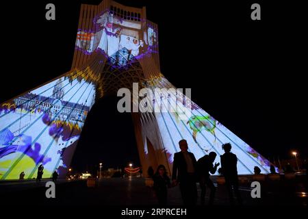 200401 -- TEHERAN, 1. April 2020 -- der Azadi-Turm wird in Teheran, Iran, beleuchtet, 31. März 2020. Der Azadi-Turm, ein Wahrzeichen in der iranischen Hauptstadt Teheran, wurde hier am Dienstagabend im Rahmen einer Zeremonie angezündet, die die Unterstützung der Menschen auf der ganzen Welt angesichts des neuartigen Coronavirus-Ausbruchs zeigt. Foto von /Xinhua IRAN-TEHRAN-COVID-19-AZADI TOWER-ILLUMINATION AhmadxHalabisaz PUBLICATIONxNOTxINxCHN Stockfoto