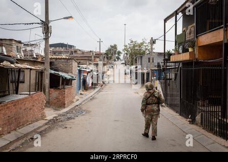 News Bilder des Tages 200401 -- JOHANNESBURG, 1. April 2020 Xinhua -- Ein Soldat patrouilliert auf einer Straße in Johannesburg, Südafrika, 31. März 2020. Der südafrikanische Präsident Cyril Ramaphosa verteidigte am Montag die 21-tägige nationale Abriegelung gegen die Coronavirus-Pandemie, die am Donnerstag um Mitternacht begann, und erklärte, dies sei absolut notwendig. Foto von Yeshiel Panchia/Xinhua SÜDAFRIKA-JOHANNESBURG-COVID-19 PUBLICATIONxNOTxINxCHN Stockfoto