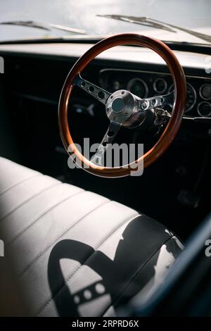 Nahaufnahme Des Hölzernen Lenkrads Und Des Ledersitzes Im Oldtimer Stockfoto
