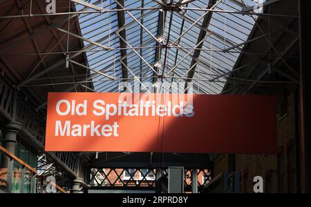 london, Großbritannien - 4. September 2023: Ein Schild über dem Eingang zum historischen Spitalfields Market in London Stockfoto