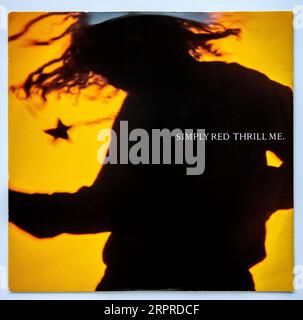 Titelbild der 12-Zoll-Single-Version von Thrill Me von Simply Red, die 1992 veröffentlicht wurde Stockfoto
