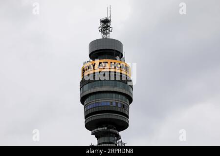 200401 -- LONDON, 1. April 2020 Xinhua -- der BT Tower zeigt am 1. April 2020 die Nachricht Bleiben zu Hause in London, Großbritannien. Nach Angaben des Ministeriums für Gesundheit und Soziales erreichte die Zahl der bestätigten COVID-19-Fälle in Großbritannien am Mittwochmorgen 29.474, was einem Anstieg von 4.324 in 24 Stunden entspricht. Foto von Tim Ireland/Xinhua BRITAIN-LONDON-COVID-19-CASES PUBLICATIONxNOTxINxCHN Stockfoto