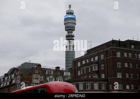 200401 -- LONDON, 1. April 2020 Xinhua -- der BT Tower zeigt am 1. April 2020 eine Nachricht Protect the NHS in London, Großbritannien. Nach Angaben des Ministeriums für Gesundheit und Soziales erreichte die Zahl der bestätigten COVID-19-Fälle in Großbritannien am Mittwochmorgen 29.474, was einem Anstieg von 4.324 in 24 Stunden entspricht. Foto von Tim Ireland/Xinhua BRITAIN-LONDON-COVID-19-CASES PUBLICATIONxNOTxINxCHN Stockfoto