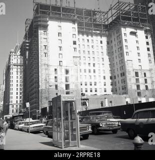 1960er Jahre, historisch, Straße, New York, Hochhaus wird gebaut/renoviert und vertikal erweitert, Manhattan, New York. Im Vordergrund ein Telefonkiosk der Ära, USA. Stockfoto