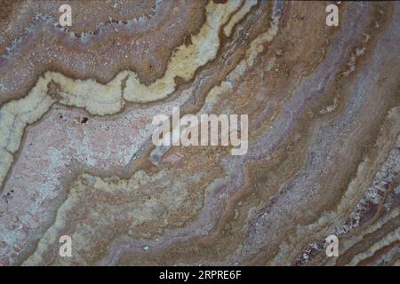 Eine Nahaufnahme einer großen braunen Marmorplatte mit hellbraunen Highlights Stockfoto