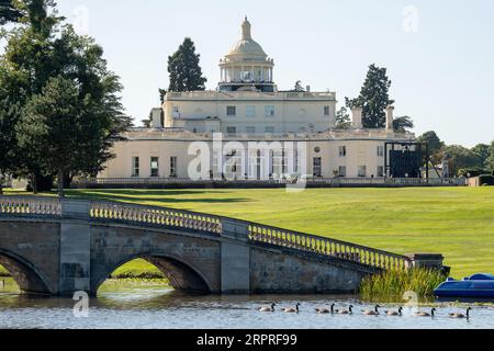 Stoke Poges, Buckinghamshire, Großbritannien. September 2023. Das denkmalgeschützte Herrenhaus und ehemaliges Hotel im Stoke Park in Buckinghamshire. Der Pachtvertrag von Stoke Park wurde 2021 an Reliance Industries Ltd verkauft, das vom indischen Milliardär Mukesh Ambani kontrolliert wurde. Golf-, Fitness- und Sozialmitglieder des wohlhabenden Country Clubs wurden umstritten beendet, als er von der King-Familie für £ 57 Millionen an Ambani verkauft wurde. Obwohl im Stoke Park Renovierungsarbeiten durchgeführt werden, sollen die Einheimischen traurig sein, dass Stoke Park seit dem Verkauf nicht mehr als Country Club wiedereröffnet wurde. Buckinghamshire Council o Stockfoto