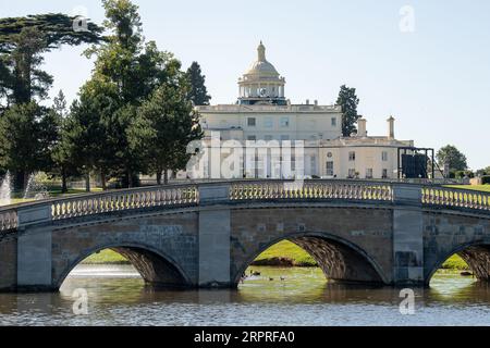 Stoke Poges, Buckinghamshire, Großbritannien. September 2023. Das denkmalgeschützte Herrenhaus und ehemaliges Hotel im Stoke Park in Buckinghamshire. Der Pachtvertrag von Stoke Park wurde 2021 an Reliance Industries Ltd verkauft, das vom indischen Milliardär Mukesh Ambani kontrolliert wurde. Golf-, Fitness- und Sozialmitglieder des wohlhabenden Country Clubs wurden umstritten beendet, als er von der King-Familie für £ 57 Millionen an Ambani verkauft wurde. Obwohl im Stoke Park Renovierungsarbeiten durchgeführt werden, sollen die Einheimischen traurig sein, dass Stoke Park seit dem Verkauf nicht mehr als Country Club wiedereröffnet wurde. Buckinghamshire Council o Stockfoto