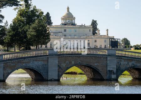 Stoke Poges, Buckinghamshire, Großbritannien. September 2023. Das denkmalgeschützte Herrenhaus und ehemaliges Hotel im Stoke Park in Buckinghamshire. Der Pachtvertrag von Stoke Park wurde 2021 an Reliance Industries Ltd verkauft, das vom indischen Milliardär Mukesh Ambani kontrolliert wurde. Golf-, Fitness- und Sozialmitglieder des wohlhabenden Country Clubs wurden umstritten beendet, als er von der King-Familie für £ 57 Millionen an Ambani verkauft wurde. Obwohl im Stoke Park Renovierungsarbeiten durchgeführt werden, sollen die Einheimischen traurig sein, dass Stoke Park seit dem Verkauf nicht mehr als Country Club wiedereröffnet wurde. Buckinghamshire Council o Stockfoto