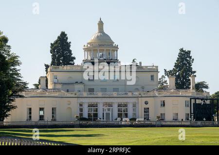 Stoke Poges, Buckinghamshire, Großbritannien. September 2023. Das denkmalgeschützte Herrenhaus und ehemaliges Hotel im Stoke Park in Buckinghamshire. Der Pachtvertrag von Stoke Park wurde 2021 an Reliance Industries Ltd verkauft, das vom indischen Milliardär Mukesh Ambani kontrolliert wurde. Golf-, Fitness- und Sozialmitglieder des wohlhabenden Country Clubs wurden umstritten beendet, als er von der King-Familie für £ 57 Millionen an Ambani verkauft wurde. Obwohl im Stoke Park Renovierungsarbeiten durchgeführt werden, sollen die Einheimischen traurig sein, dass Stoke Park seit dem Verkauf nicht mehr als Country Club wiedereröffnet wurde. Buckinghamshire Council o Stockfoto