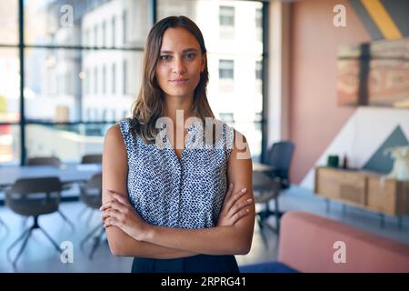 Porträt Einer Jungen Geschäftsfrau Mit Ernstem Ausdruck Im Leeren Amt Stockfoto
