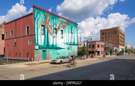 Wandbild auf türkisfarbener Wand an der Kreuzung von Gibson St und Graham Ave in Eau Claire, Wisconsin am 3. August 2023 Stockfoto