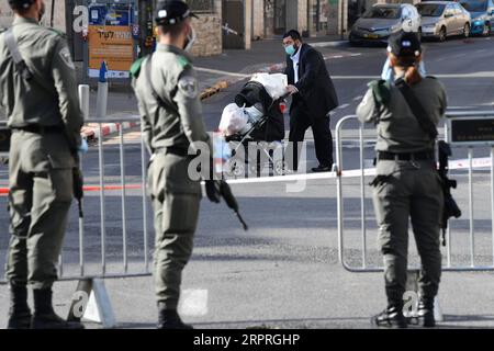 Bilder des Jahres 2020, News 04 April News Themen der Woche KW13 News Bilder des Tages 200403 -- BNEI BRAK, 3. April 2020 Xinhua -- die israelische Grenzpolizei sperrt am 3. April 2020 die Hauptstraße in der zentralen israelischen Stadt Bnei Brak. Die israelische Regierung hat die jüdische ultra-orthodoxe Stadt Bnei Brak wegen der hohen Infektionsrate von COVID-19 zu einem Sperrgebiet erklärt, sagte Israels Premierminister am Donnerstag. JINI/Handout über Xinhua MIDEAST-BNEI BRAK-COVID-19 PUBLICATIONxNOTxINxCHN Stockfoto