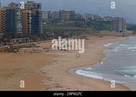 200403 -- BEIRUT, 3. April 2020 Xinhua -- ein leerer Strand wird in Beirut, Libanon, 3. April 2020 gesehen. Die Zahl der COVID-19-Infektionen im Libanon stieg am Freitag um 14 Fälle auf insgesamt 508 an, während die Zahl der Todesfälle um einen weiteren Fall auf 17 Anstieg, berichtete die nationale Nachrichtenagentur. Foto von Bilal Jawich/Xinhua LEBANON-BEIRUT-COVID-19 PUBLICATIONxNOTxINxCHN Stockfoto