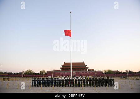 News Bilder des Tages 200404 -- PEKING, 4. April 2020 -- eine chinesische Nationalflagge fliegt am halben Mast, um um um Märtyrer zu trauern, die im Kampf gegen die neuartige Coronavirus-Krankheit COVID-19 gestorben sind, und Landsleute starben an der Krankheit auf dem Tian-Anmen-Platz in Peking, der Hauptstadt Chinas, am 4. April 2020. CHINA-PEKING-COVID-19 OPFER-NATIONALE TRAUER-TIAN ANMEN-NATIONALE FLAGGE-HALB-MASTCN JUXHUANZONG PUBLICATIONXNOTXINXCHN Stockfoto