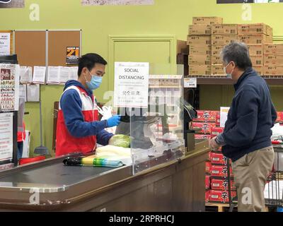 200404 -- DALLAS, 4. April 2020 -- sowohl Kunden als auch Kassierer tragen Masken in einem chinesischen Supermarkt in Plano, einer Vorstadt von Dallas, Texas, USA, am 3. April 2020. US-Präsident Donald Trump sagte am Freitag, dass das CDC-Zentrum für Krankheitskontrolle und Prävention den Amerikanern jetzt vorschreibt, zum Schutz vor COVID-19 einen Stoffbezug zu tragen. Die CDC rät zur Verwendung von nicht-medizinischen Tuch Gesichtsbedeckungen als freiwillige Gesundheitsmaßnahme, sagte Trump einer Einweisung im Weißen Haus. Sie ist freiwillig. Sie schlugen für eine gewisse Zeit vor. Foto von /Xinhua U.S.-TEXAS-DALLAS-MASK-COVID-19 Stockfoto