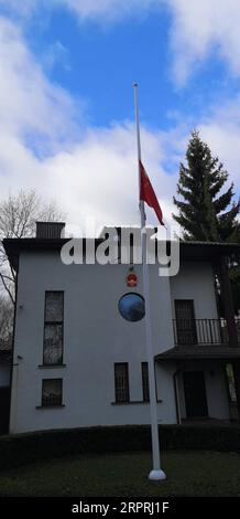 200404 -- VILNIUS, 4. April 2020 -- Eine chinesische Nationalflagge fliegt auf halbem Mast um die Märtyrer zu betrauern, die im Kampf gegen die neuartige Coronavirus-Krankheit COVID-19-Ausbruch gestorben sind, und Landsleute, die an der Krankheit in der chinesischen Botschaft in Litauen in Vilnius, Litauen, 4. April 2020, gestorben sind. Chinesische Botschaft in Litauen/Handout über Xinhua LITAUEN-VILNIUS-COVID-19-CHINESISCHE BOTSCHAFT-NATIONALE FLAGGE-HALBER MAST GuoxMingfang PUBLICATIONxNOTxINxCHN Stockfoto