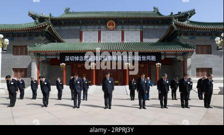 News Bilder des Tages 200404 -- PEKING, 4. April 2020 -- Xi Jinping, Li Keqiang, Li Zhanshu, Wang Yang, Wang Huning, Zhao Leji, Han Zheng und Wang Qishan sowie andere Partei- und Staatsführer schweigen während der nationalen Trauer um die Märtyrer, die im Kampf gegen die neuartige Coronavirus-Krankheit COVID-19 starben, und Landsleute, die bei dem Ausbruch ihr Leben verloren, im Zhongnanhai-Führungskommando in Peking, Hauptstadt Chinas, am 4. April 2020 um 10:00 Uhr. CHINA-PEKING-FÜHRER-NATIONALE TRAUER CN LIXXUEREN PUBLICATIONXNOTXINXCHN Stockfoto